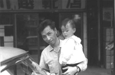 生家の前で父と、１歳